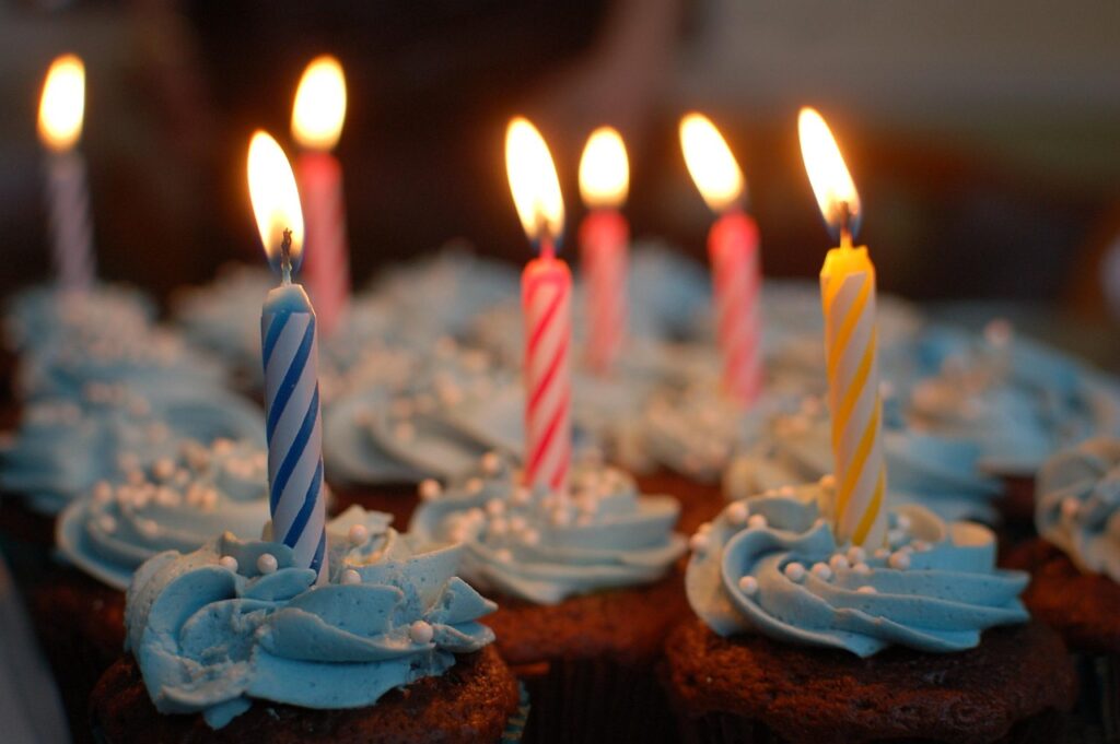 紅葉の中で誕生日を祝うためのケーキ付き旅館貸切プランは？