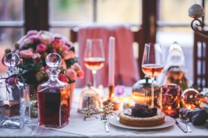 紅葉を楽しめる夕食個室の食事処がある旅館はどこ？