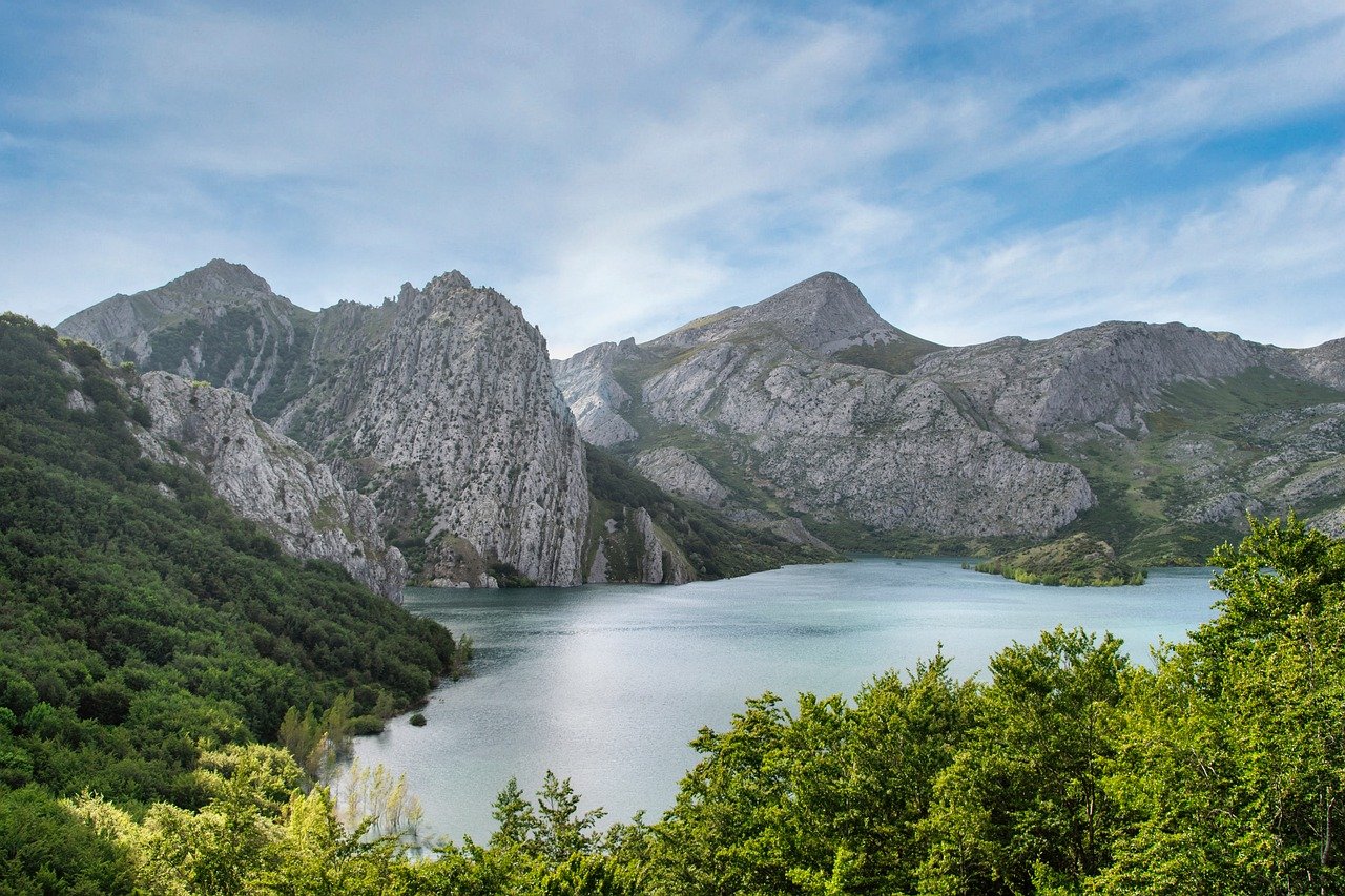 紅葉を楽しむ外国人少なめの静かな宿はどこにある？