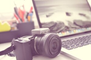紅葉を背景にした旅館での記念写真撮影サービスはどこにある？