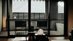 紅葉の旅館でサプライズを成功させる手紙の置き方は？